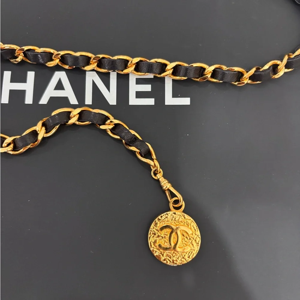 Authentic 1982 CHANEL vintage black leather single chain link belt 90cm